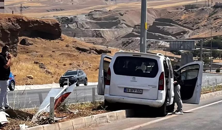 Siirt'te Araç Direğe Çarptı: 4 Yaralı