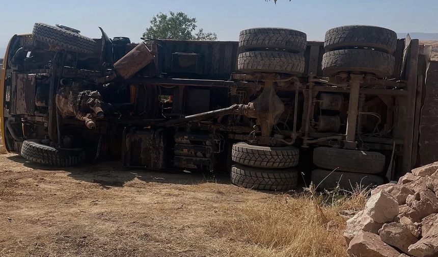 Siirt’te hafriyat kamyonu devrildi: 3 yaralı