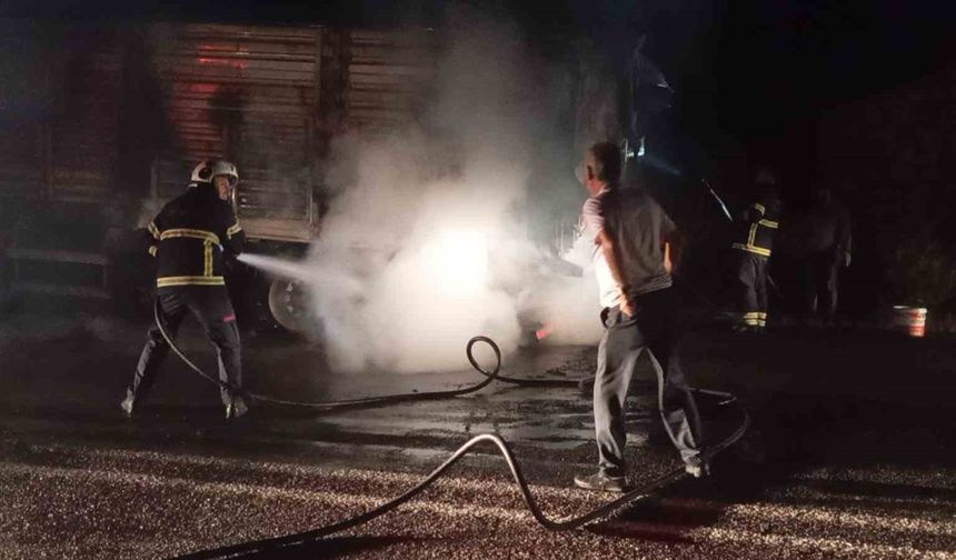 Siirt’te buğday yüklü tır seyir halindeyken yandı