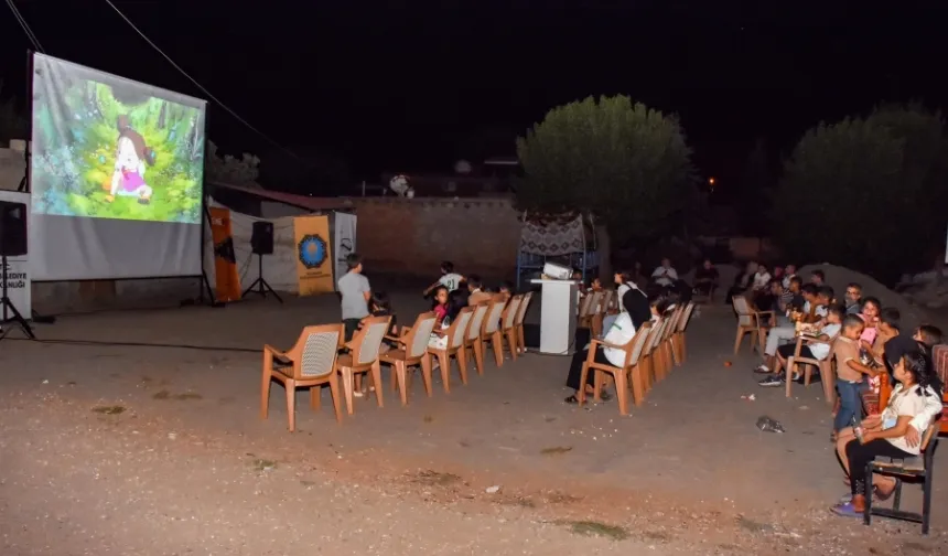 Diyarbakır'da Açık Hava Film Gösterimleri çocuklardan ilgi görüyor