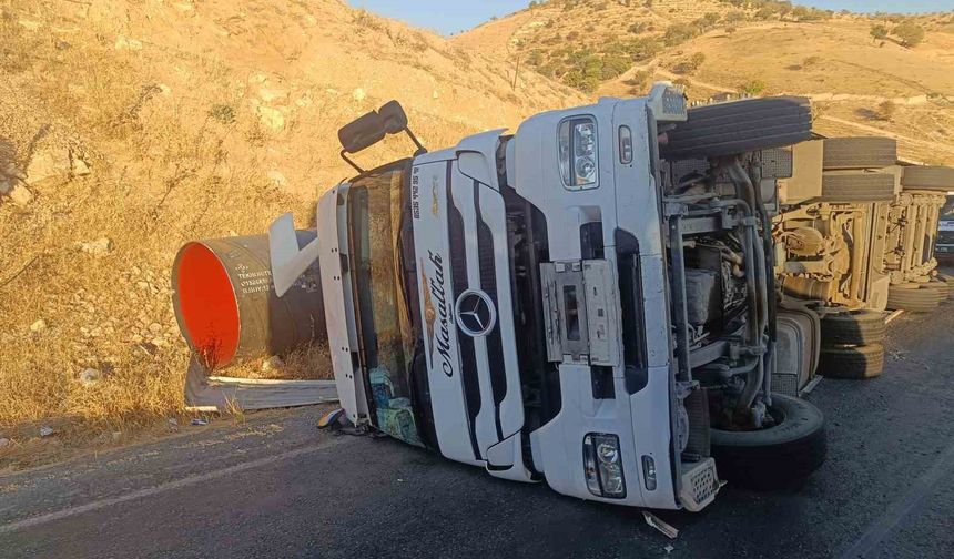 Siirt'te Virajı Alamayan Tır Devrildi