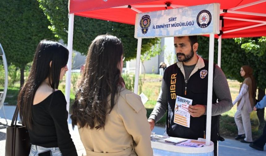 Siirt’te Polis, Üniversite Öğrencilerine Güvenlik Bilgilendirmesi Yaptı