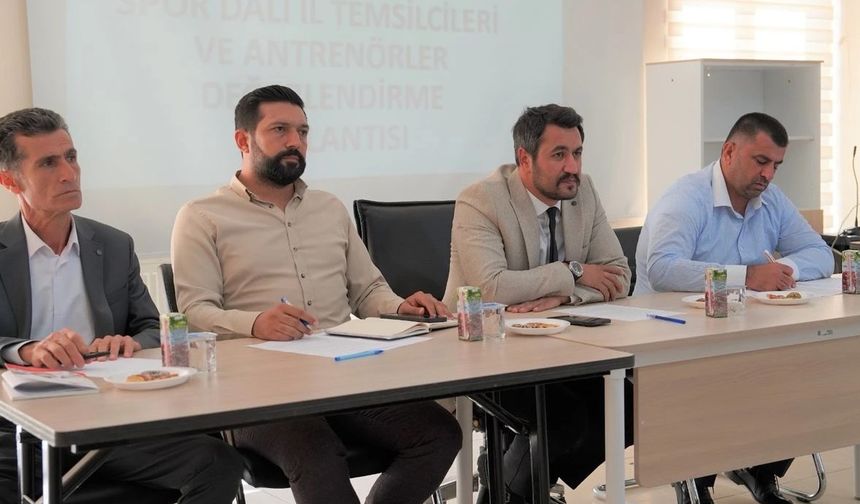 Siirt’te Spor Dalları İl Temsilcileri ve Antrenörler Değerlendirme Toplantısı Yapıldı