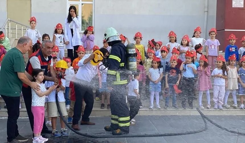 Siirt’te İtfaiye Haftası Etkinliği: Mehmetçik İlkokulu’nda Sürpriz Kutlama