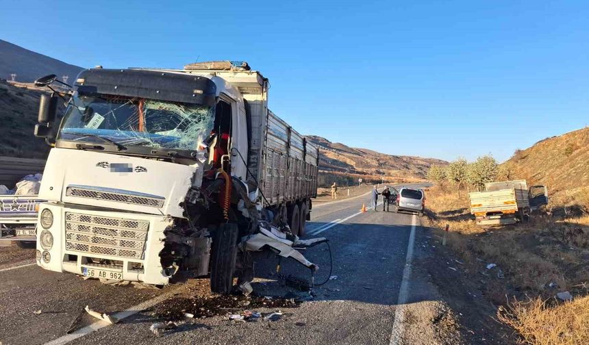 Siirt’te iki kamyon kafa kafaya çarpıştı: 1 yaralı