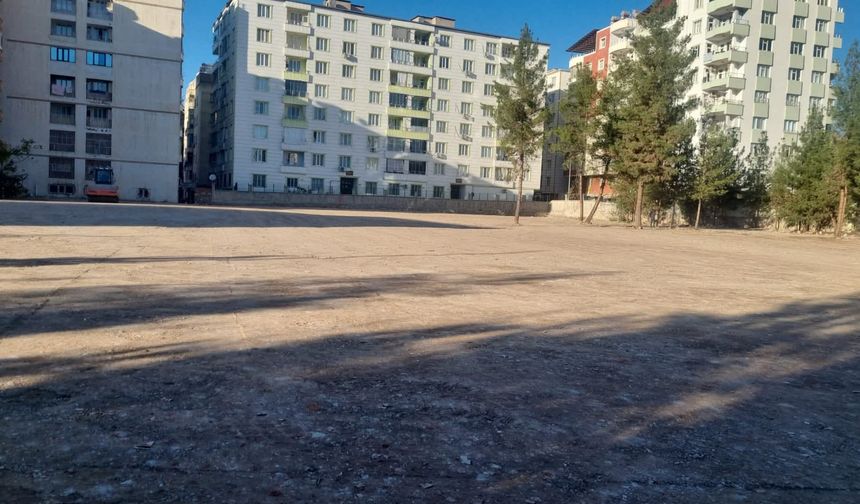 Siirt Lisesi Alanı Geçici Otoparka Dönüştürüldü