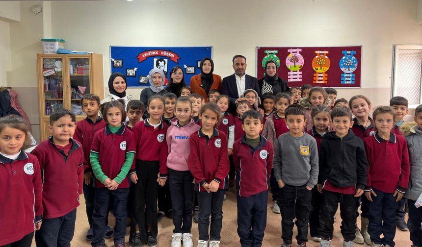 AK Parti Kadın Kolları’ndan Öğrencilere Mont ve Kırtasiye Desteği