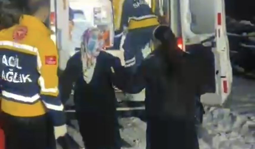 Yolu Kapanan Köyde Doğum Sancısı Tutan Kadın 2 Saat Süren Çalışmayla Hastaneye Ulaştırıldı