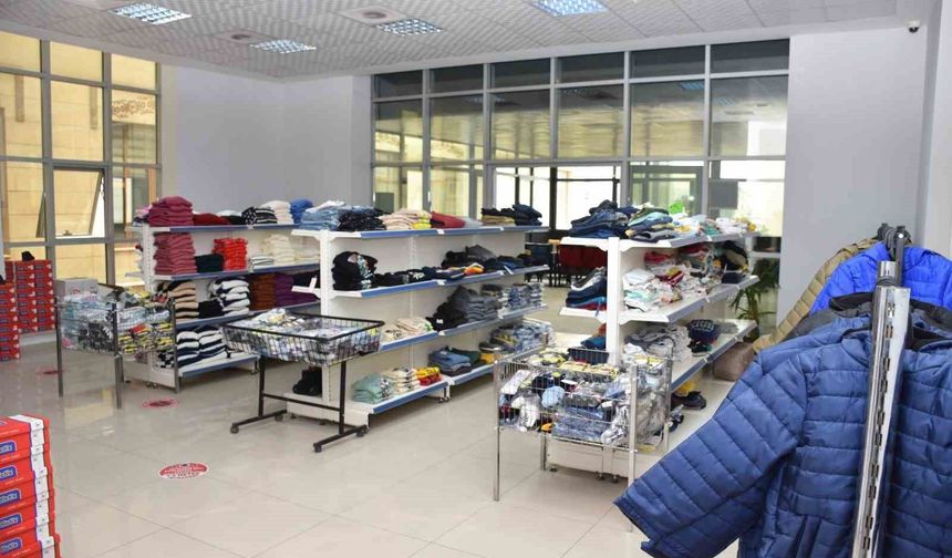 Siirt Emniyetinden 15 Bin Çocuğa Ücretsiz Giyim ve Kırtasiye Desteği