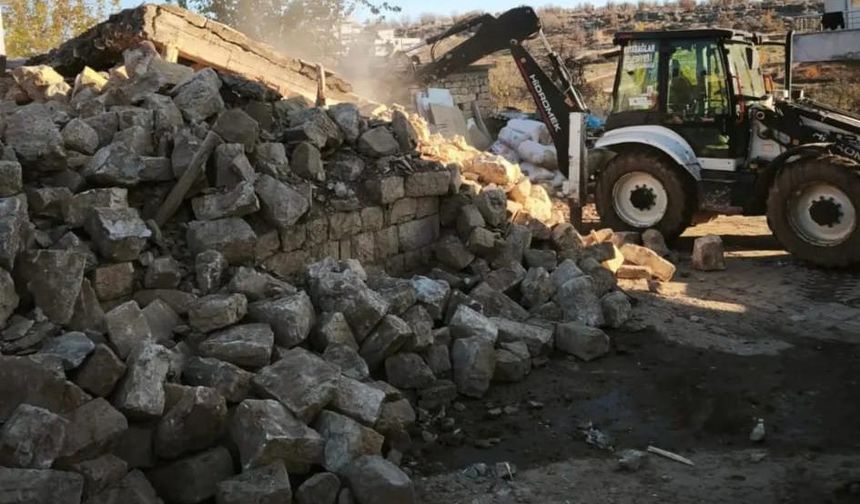 Karabağlar Belediyesi Tehlike Arz Eden Yapıları Ortadan Kaldırılıyor