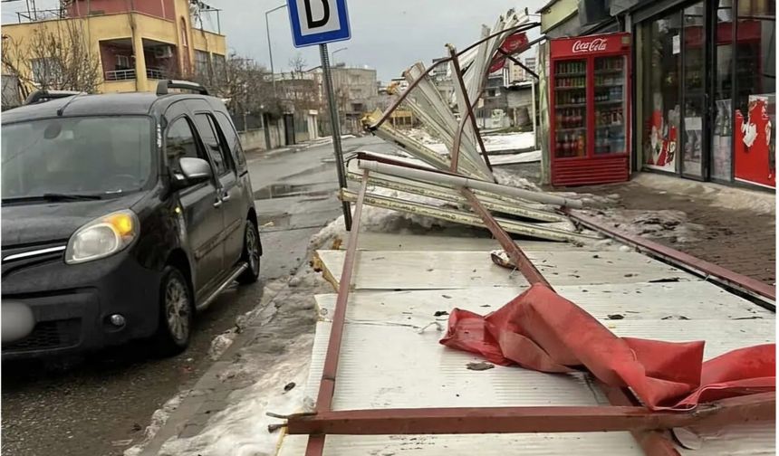 Siirt’te Şiddetli Rüzgâr Reklam Panosunu Yerinden Söktü