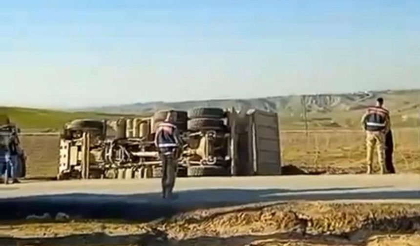 Siirt'te Kamyon Devrildi: Sürücü Yaralandı