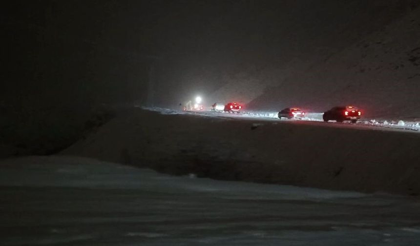 Pervari ve Şirvan’da Kar Yağışı Köy Yollarını Kapattı, Mahsur Kalan Araçlar Kurtarıldı
