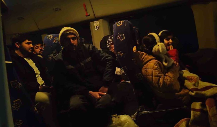 Siirt Kar Yağışı Nedeniyle Yolda Kalan Hastalar ve Vatandaşlar Kurtarıldı