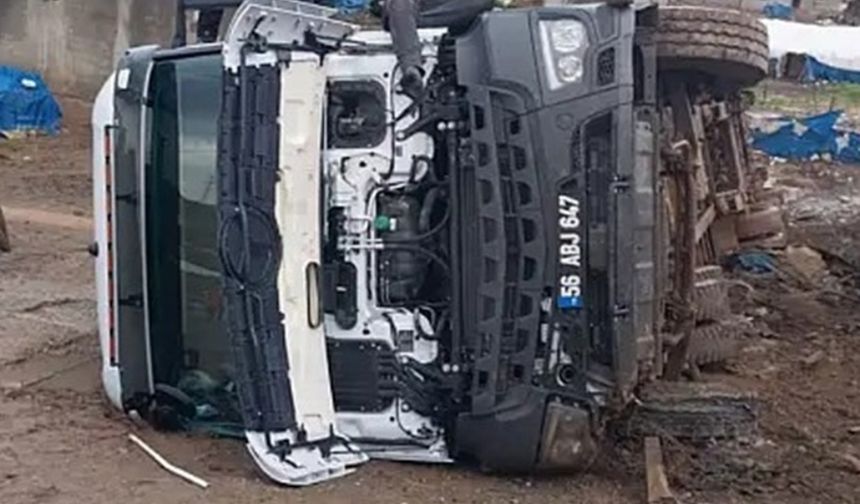Siirt’te Kamyon Devrildi: Sürücü Araçta Sıkıştı