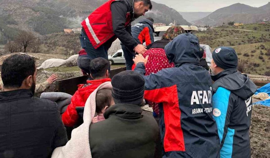 Siirt’te Doğa Felaketi: Hayvancılıkla Geçinen Ailenin Çadırı Yıkıldı