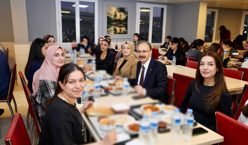 Vali Kızılkaya, Gençlerle İftar Sofrasında Bir Araya Geldi