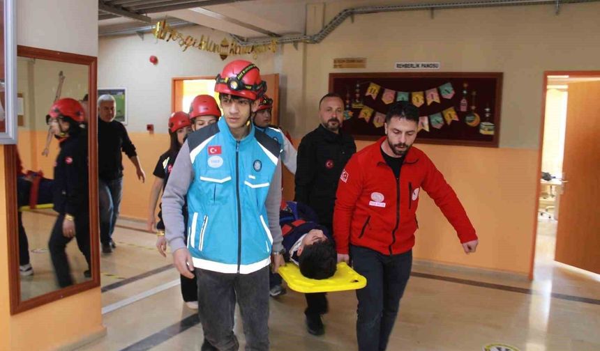 Siirt’te Öğrencilerle Deprem Tatbikatı