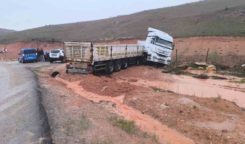 Kurtalan’da Kamyon Kazası Ucuz Atlatıldı