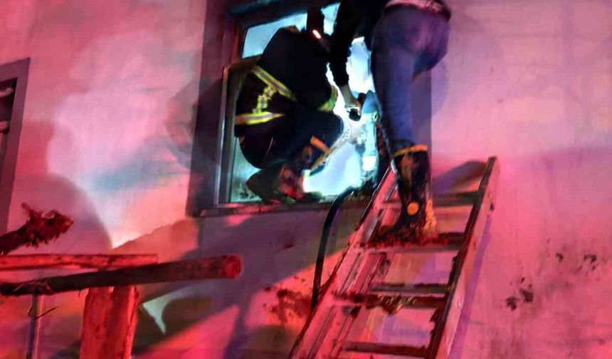 Siirt’te İki Katlı Binada Çıkan Yangın Paniğe Neden Oldu