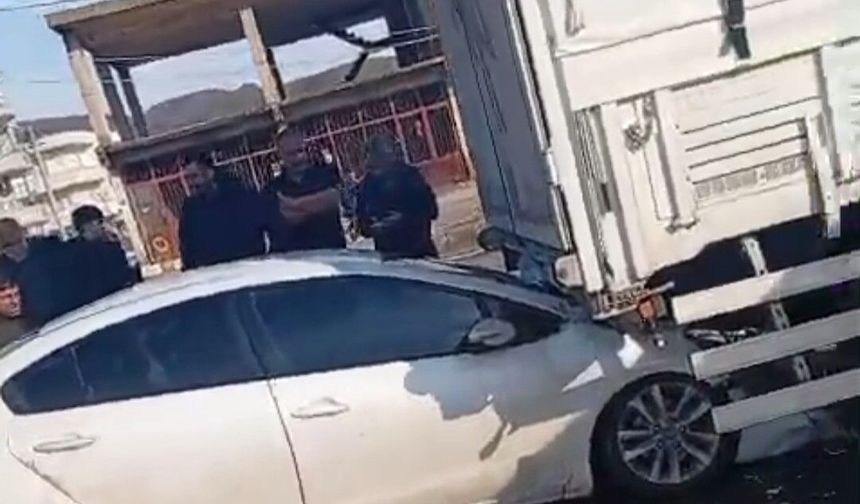 Siirt’te Kırmızı Işıkta Bekleyen Tıra Çarpan Otomobilin Sürücüsü Yaralandı