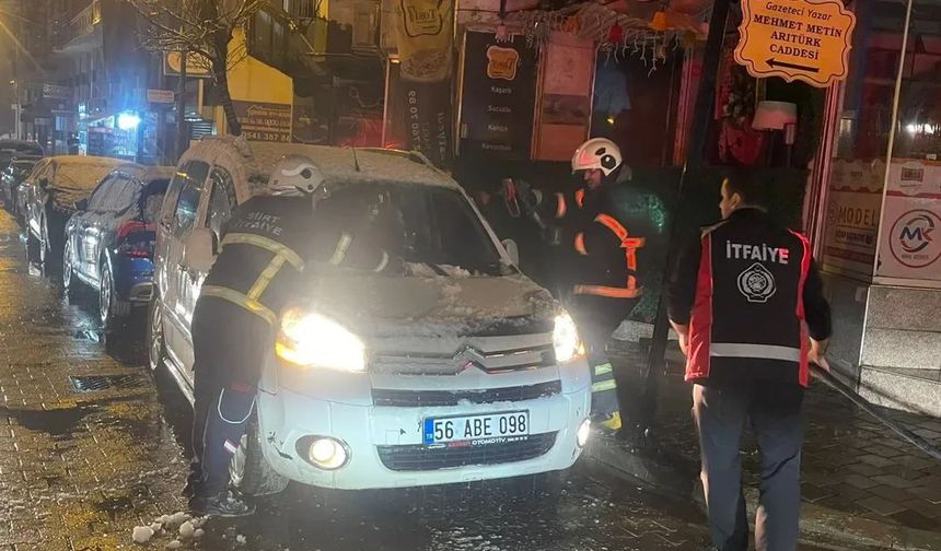 Siirt’te Park Halindeki Araç Alev Aldı