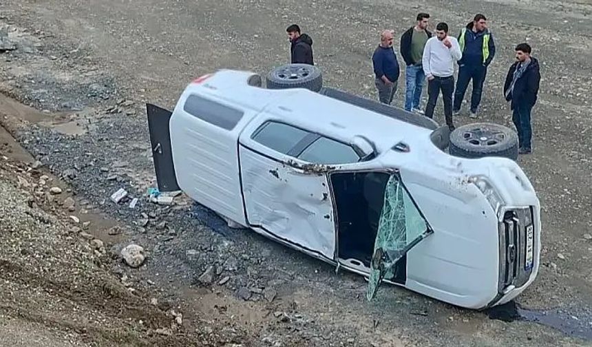 Siirt’te Kamyonet Şarampole Yuvarlandı: Sürücü Kazayı Yara Almadan Atlattı