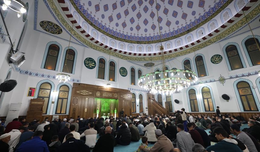 Siirt'te Mübarek Kadir Gecesi Kur'an Tilaveti ve Dualarla İdrak Edildi