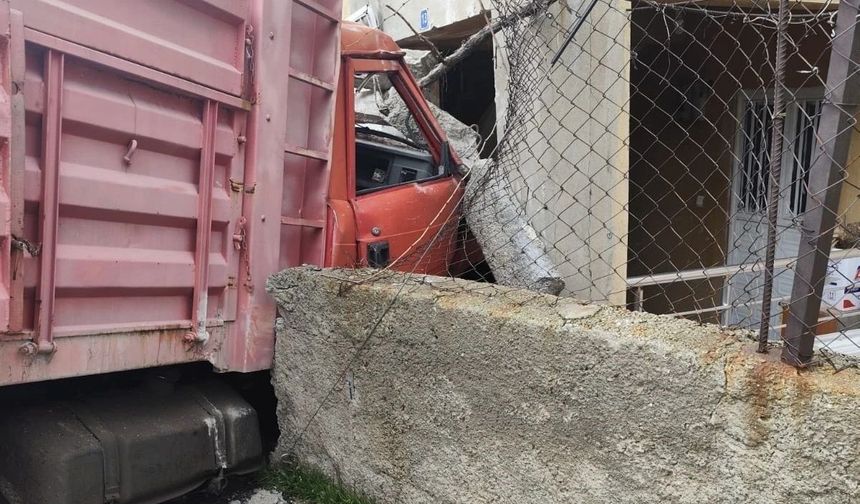 Siirt'te Yük Kamyonu Duvarı Aşıp Eve Daldı