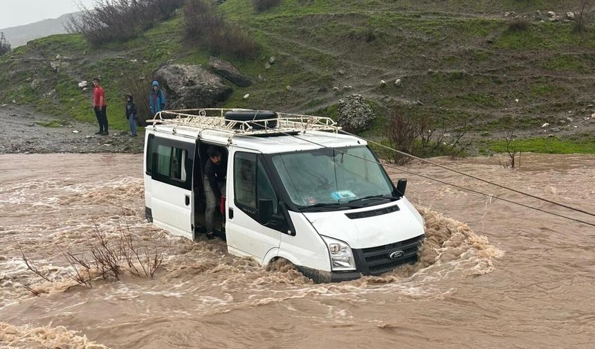Siirt'te Yağışa Karşı Mücadele: Mahsur Kalan Hasta Kurtarıldı, Tüm Müdahalelere Rağmen Hayatını Kaybetti