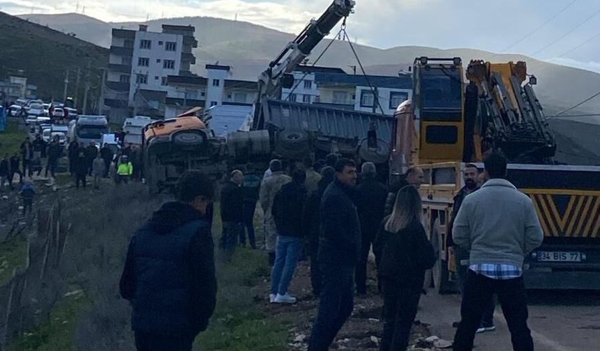 Şirvan’da Tır Devrildi: Yol Uzun Süre Trafiğe Kapandı