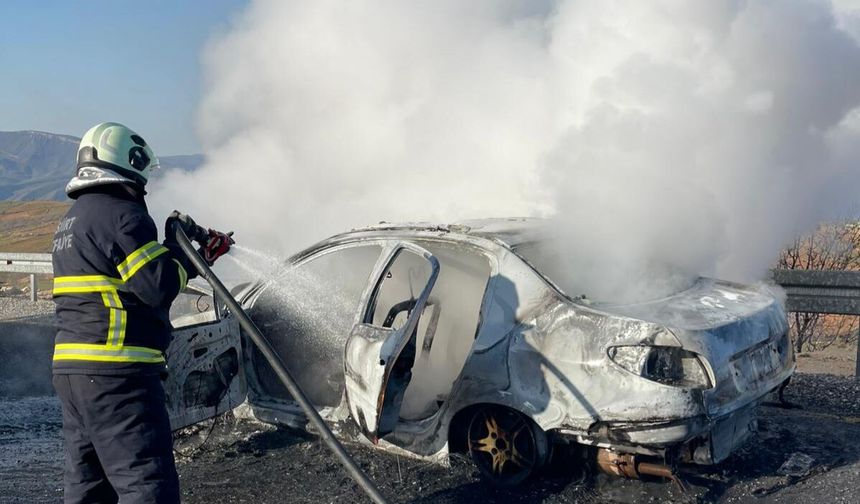 Siirt’te Seyir Halindeki Otomobil Alev Alev Yandı: Aile Facianın Eşiğinden Döndü
