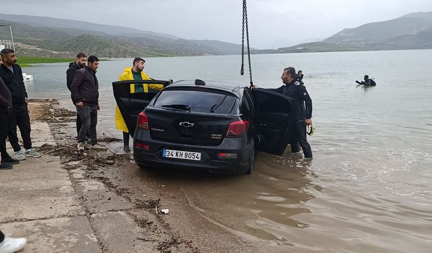 Siirt’te Dikkatsizlik Pahalıya Patladı: Otomobil Baraj Gölüne Düştü