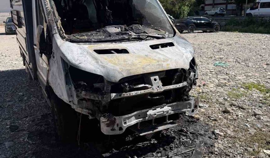 Siirt'te Park Halindeki Araç Yandı