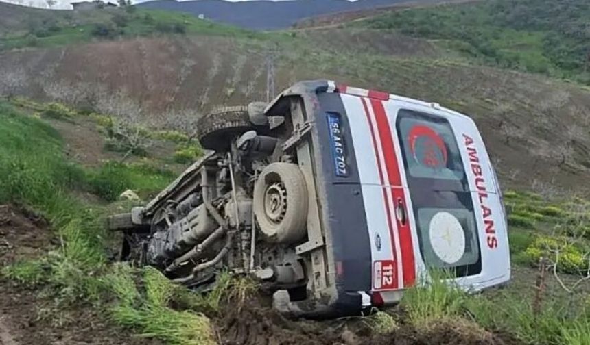 Siirt Pervari’de Ambulans Kazası: Görev Başındaki 3 Sağlık Çalışanı Yaralandı