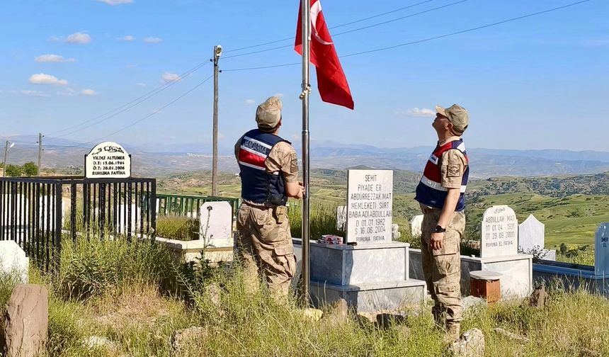 Siirt’te 196 Şehit Mezarı Bakımdan Geçirildi, Bayraklar Yenilendi