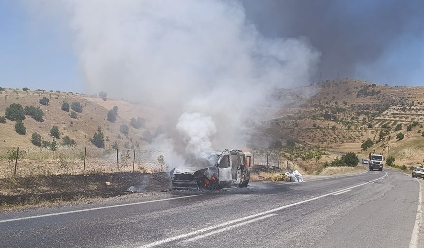 Siirt'te Seyir Halindeki Hafif Ticari Araç Alev Alev Yandı