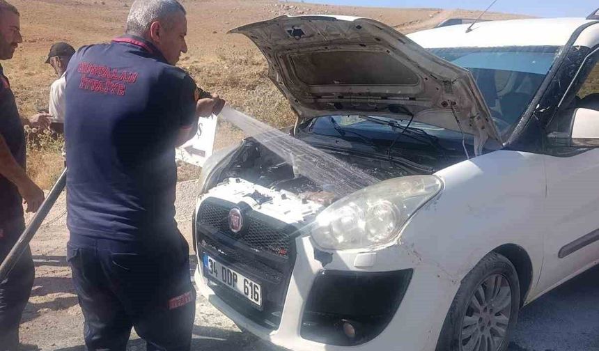 Siirt Çevre Yolunda Seyir Halindeki Araç Alev Aldı