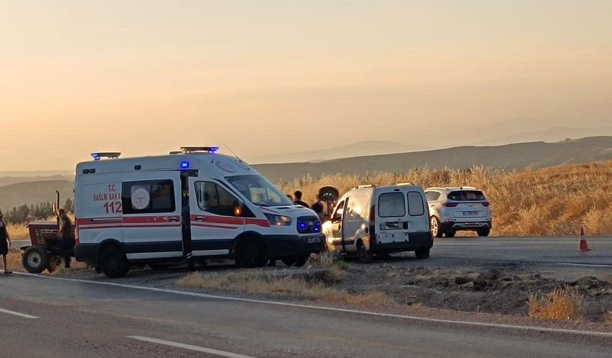 Siirt-Batman Karayolunda Otomobil ile Traktör Çarpıştı: 2 Yaralı