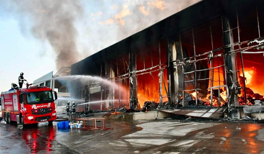 Dev Depo Yangınına Siirt'ten Destek: 2 Araç ve 8 Personel Sevk Edildi