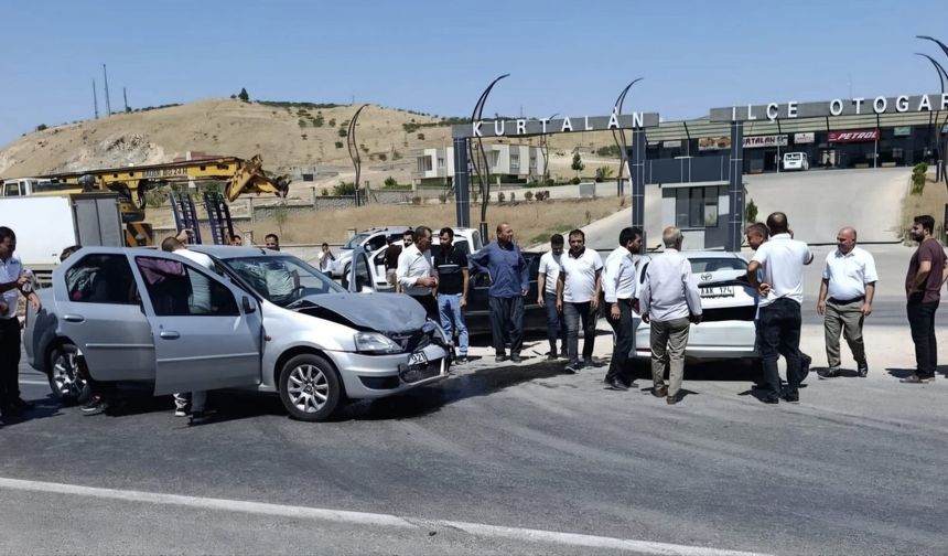 Kurtalan’da Kavşakta Kaza: İki Otomobil Çarpıştı, 1 Kişi Yaralandı
