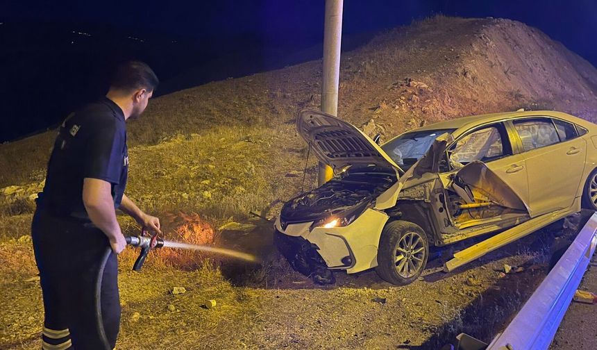 Siirt’te Bariyerlere Çarpan Otomobil Alev Aldı: Sürücü İtfaiye Ekiplerince Kurtarıldı