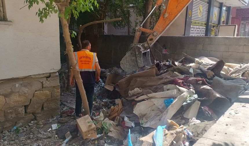 Siirt’te Çöp Ev Temizlendi: 2 Kamyon Atık Çıkarıldı