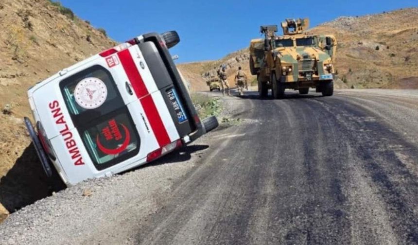 Siirt’te Hasta Sevkine Giden Ambulans Devrildi