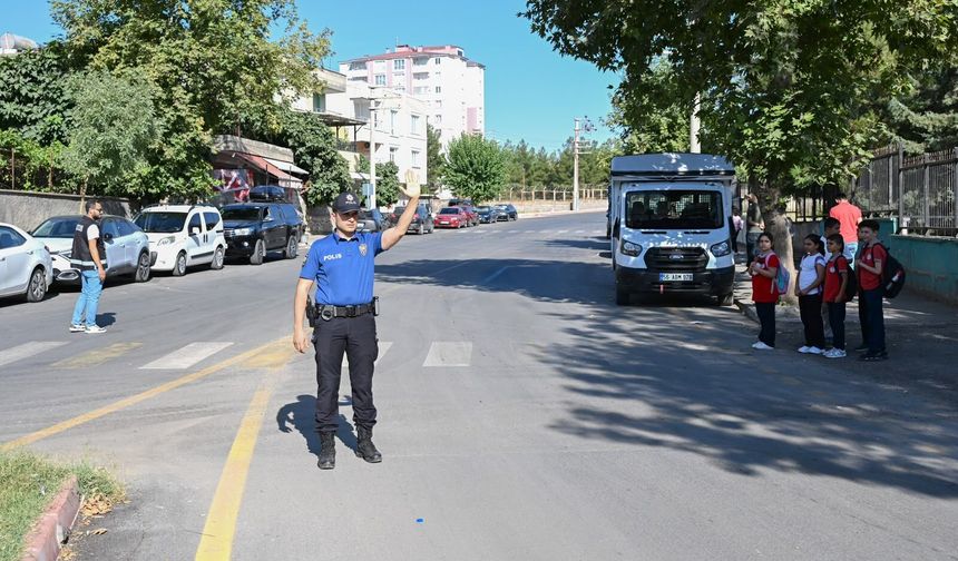 Siirt’te Okul Çevreleri ve Servis Araçlarına Denetimler Devam Ediyor