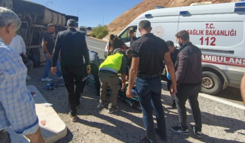 Siirt-Eruh Yolunda Ponza Yüklü TIR Devrildi: Sürücü Ağır Yaralandı