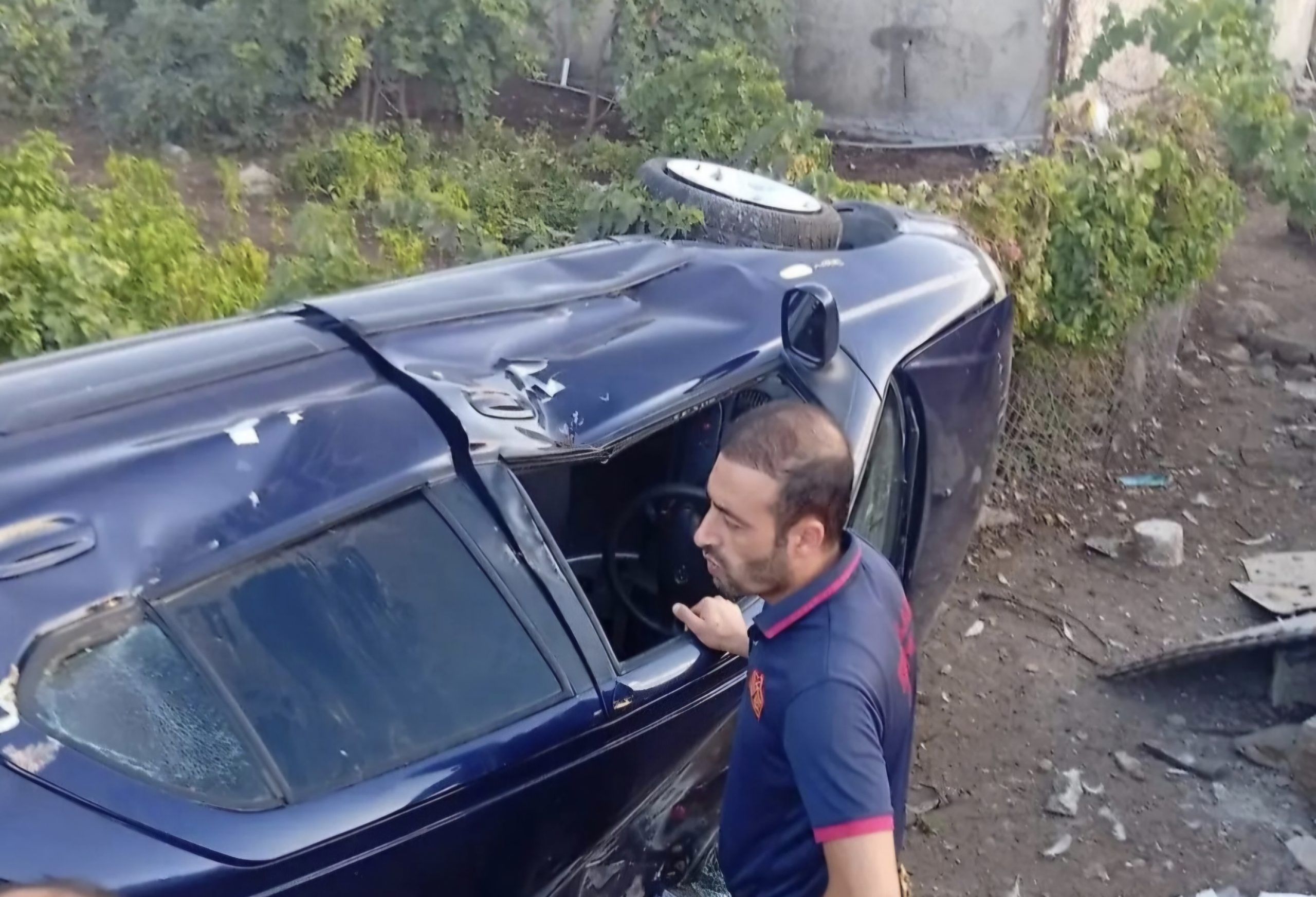 Siirt’te Otomobil Bahçeye Uçtu: 4 Yaralı Mahsur Kaldı